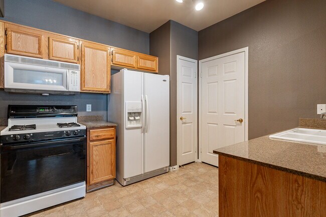 Photo - 10001 Peace Way