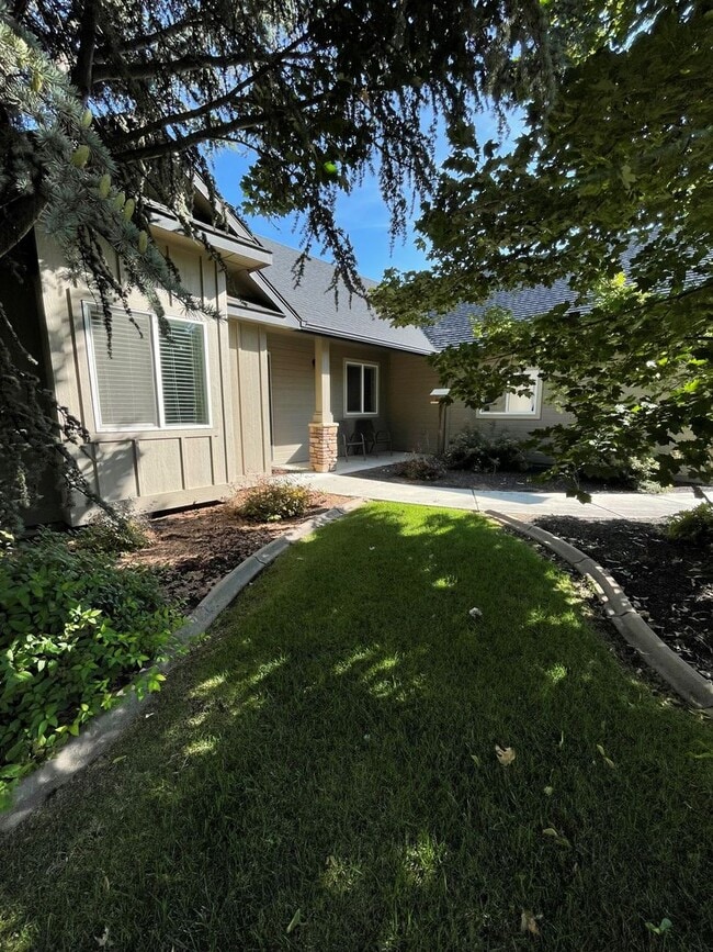 Photo - Spacious 3-Bed + Den Home in Hollybrook Su...