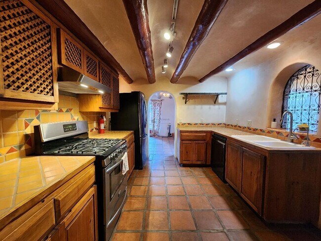 Photo - 1703A Jay St