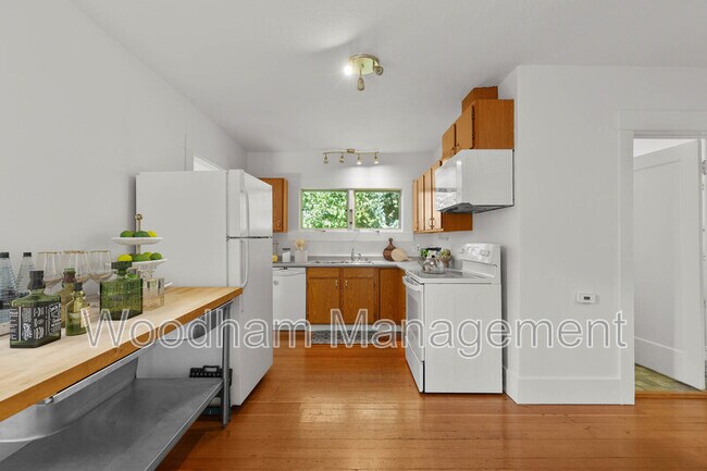 407 N Broadway Ave