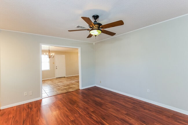 Photo - 218 Leighton Dr