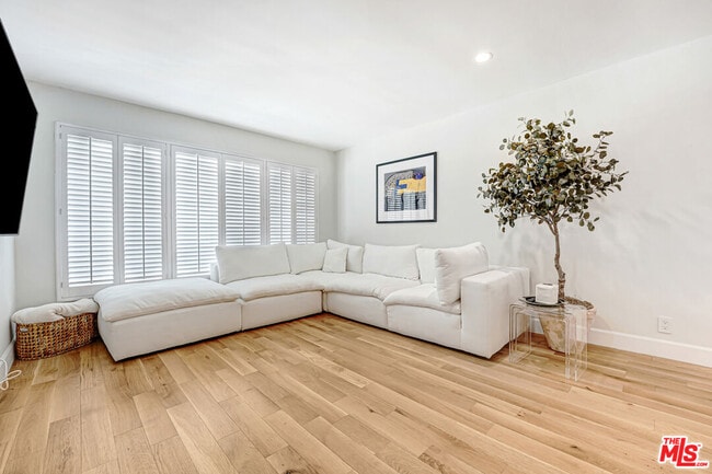 Photo - 339 N Oakhurst Dr Unit 404