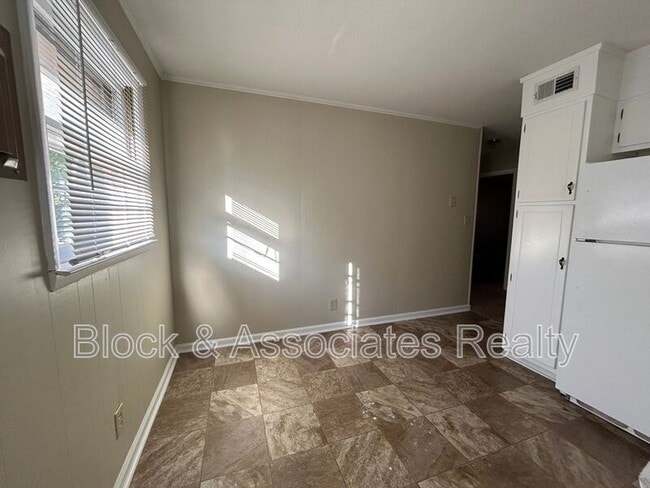 Photo - 110 Hedgecock Ave SW