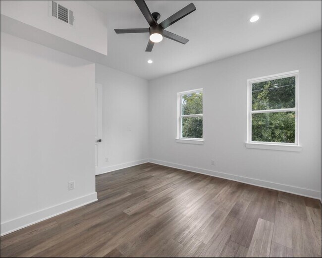 Photo - 955 Elkhart St