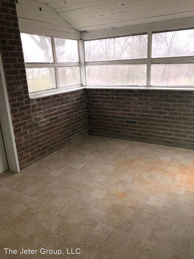 2 br, 1 bath House - 3925 US HWY 641 S.