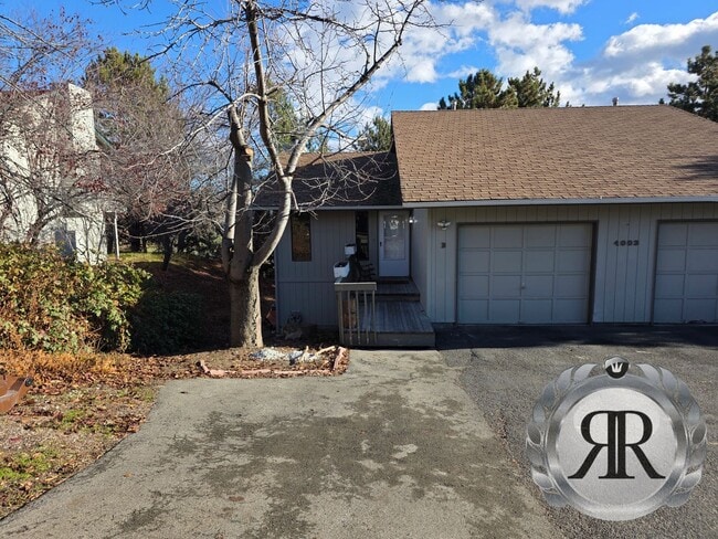 Building Photo - 2 Bedroom, 1 1/2 Bath, Updated!