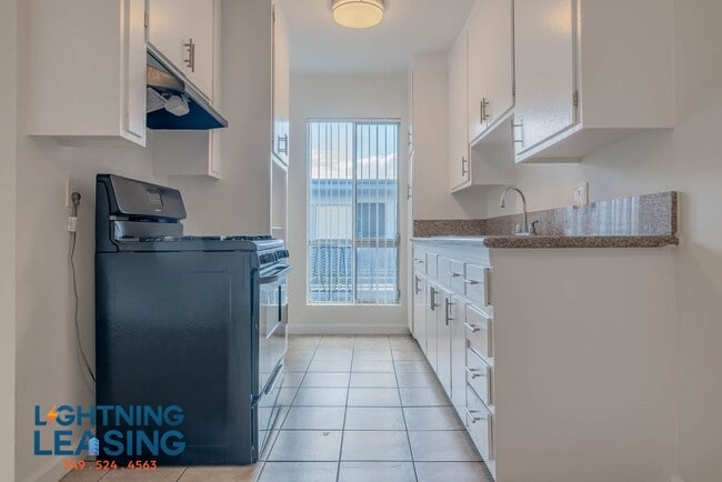 Building Photo - 11621 Sylvan St Unit 16D Rental