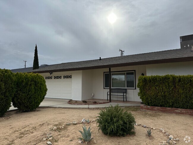 Building Photo - Charming 3-Bedroom Home in a Picturesque N...