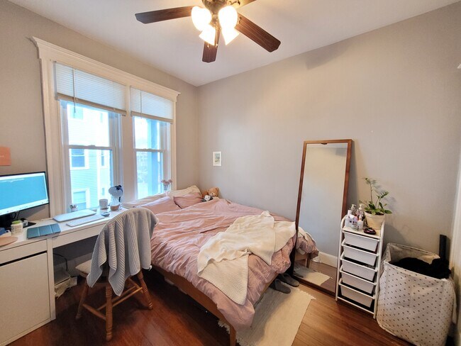 Photo - 737 Parker St