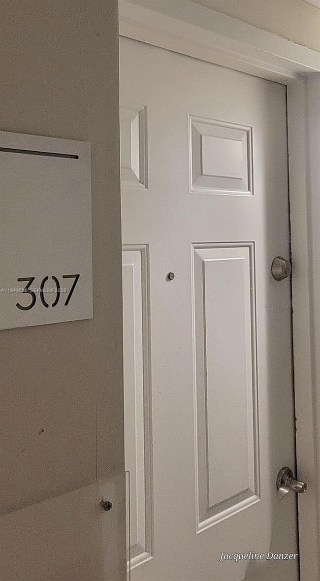 Photo - 540 Brickell Key Dr Unidad 307