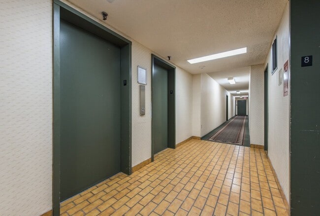 Photo - 220 Steeles Avenue West