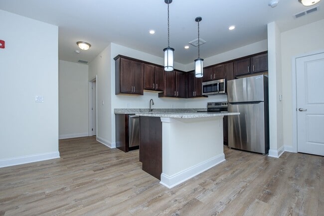 Building Photo - Luxury Living with Extra Space – 1 Bed + D... Unit 202 Rental