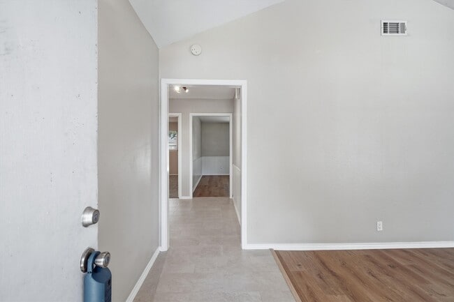 Photo - 2119 Williamsburg Ct S