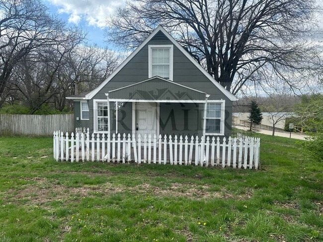 Photo - 10005 E 53rd St, Raytown, MO 64133- 3 bd / 1 ba house in Raytown Rent $1250