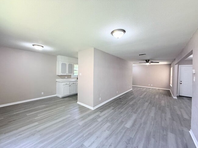 1228 Oak Dr