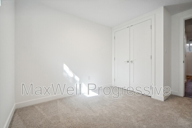 Photo - 10427-10470 70 Ave NW