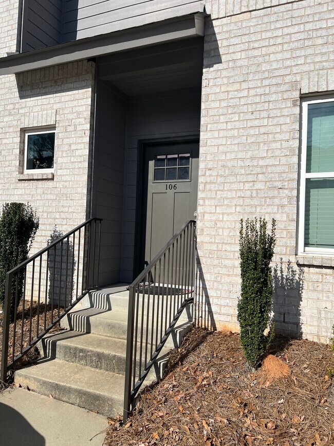 Photo - College Oaks E-106