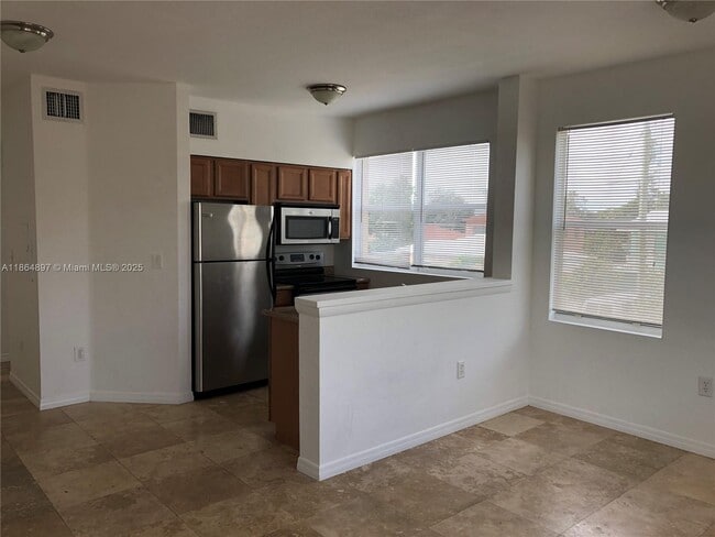 Building Photo - 953 SW 10th St Unit 3