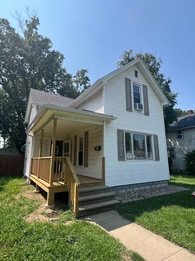 Building Photo - 903 S Indiana Ave Rental