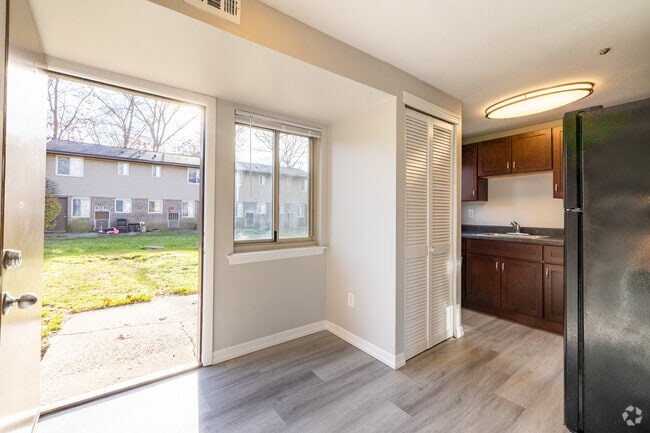 2BR, 1BA - 769SF - Kitchen/Dining