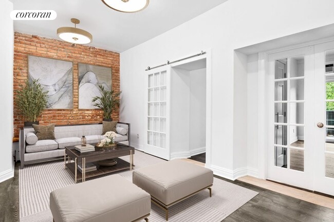 Photo - 553 Clinton St