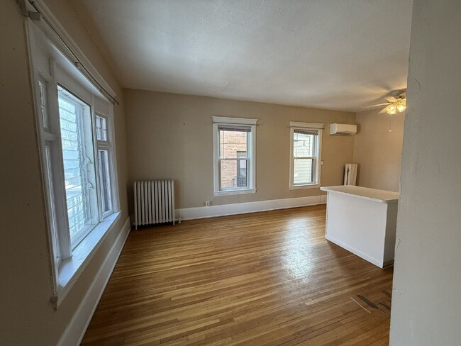 Building Photo - Spacious 1Bed, 1Bath in Lake of the Isles Neighborhood! Unit 5