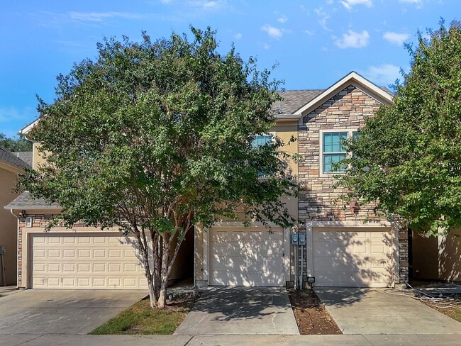 Building Photo - Move-In Ready Townhome Near I-30 & Arlington Entertainment!