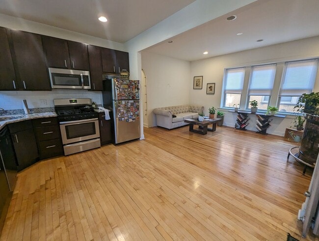 Photo - North Park Renovated Two Bedroom / Two Bathroom Unidad 3411B-1