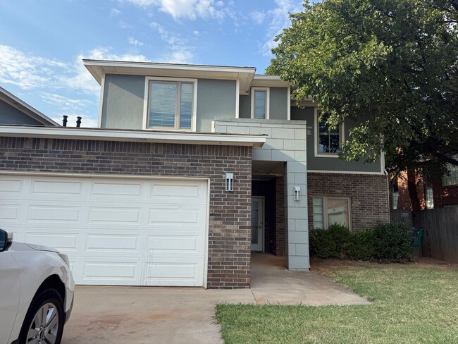 Building Photo - Amazing 3 bed 2 bath duplex near NW 122nd St Rental