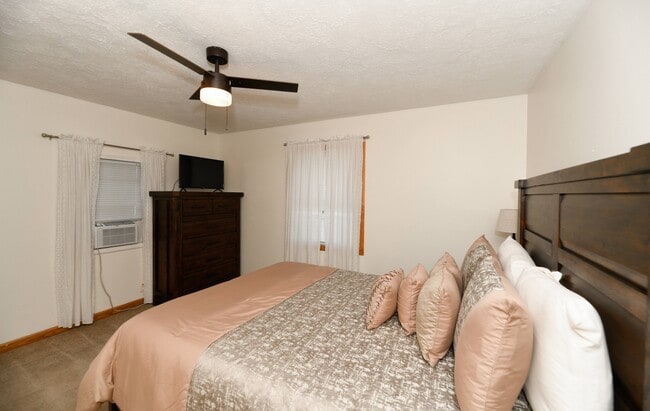 Photo - 902 Olivesburg Rd