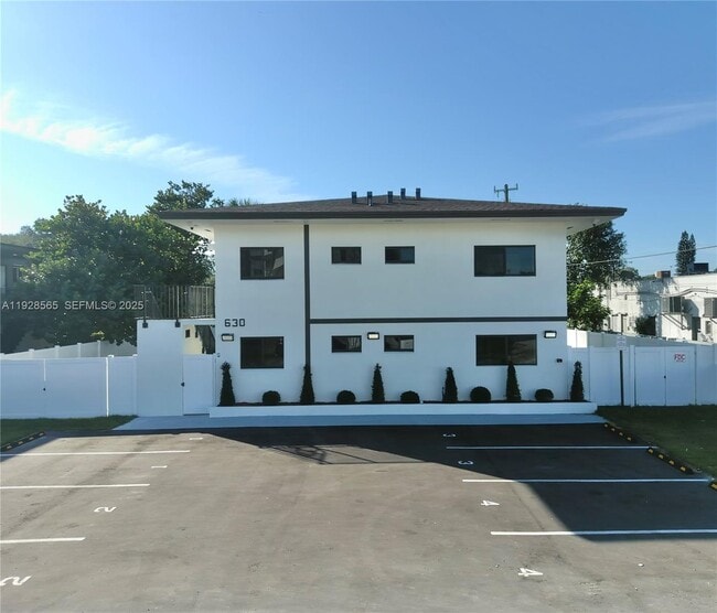 Photo - 630 NE 166th St Unidad 2