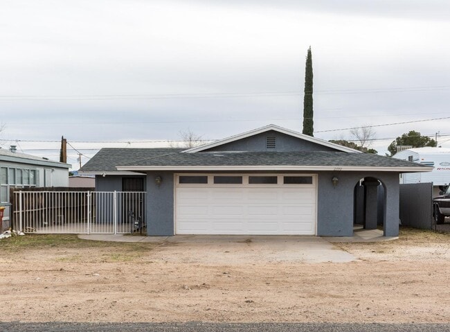 Photo - 2390 Thompson Ave