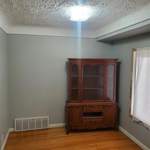 Photo - 19362 Sunderland Rd