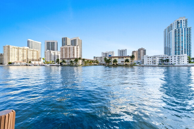 Photo - 121 Golden Isles Dr Unidad Ph1