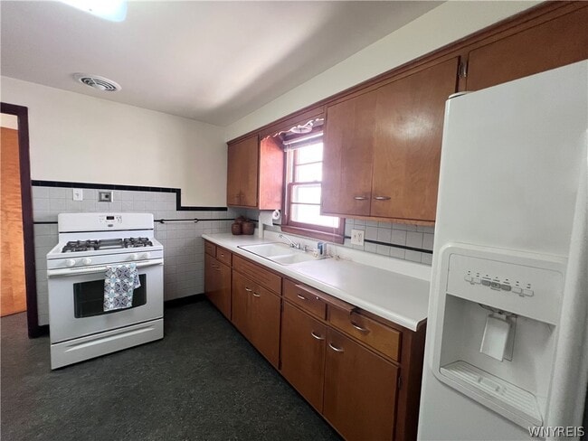 Photo - 480 W Hazeltine Ave