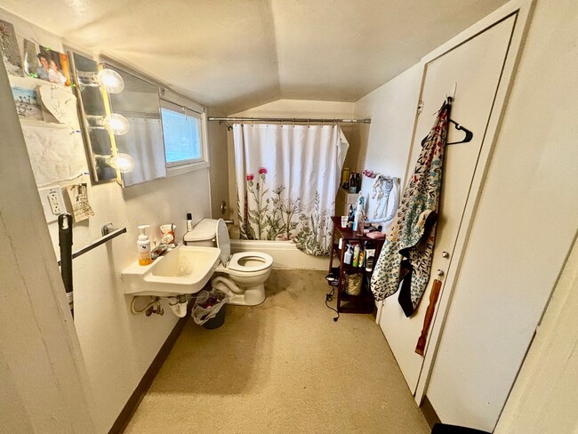 Photo - 404 S Van Buren St Unit Apt 3