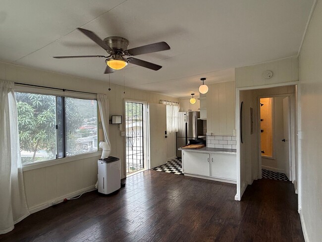 Building Photo - Charming 2BR Cottage Minutes from Kaimuki – Bright Home with Updated Kitchen