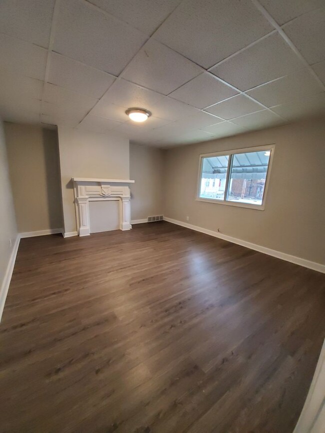 AVAILABLE MAY - Spacious 2 Bedroom Home w/... - AVAILABLE MAY - Spacious 2 Bedroom Home w/...