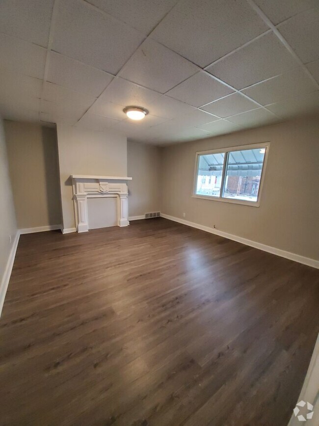 Building Photo - AVAILABLE MAY - Spacious 2 Bedroom Home w/...