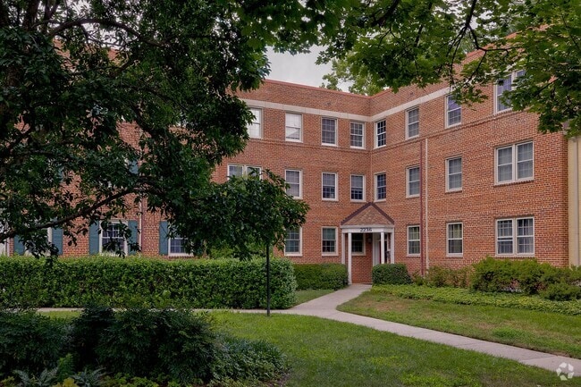 Building Photo - Comfort, Convenience & Charm in a Hidden G... Unit 202 Rental