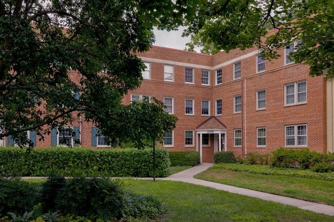 Building Photo - Comfort, Convenience & Charm in a Hidden G... Unit 202 Rental