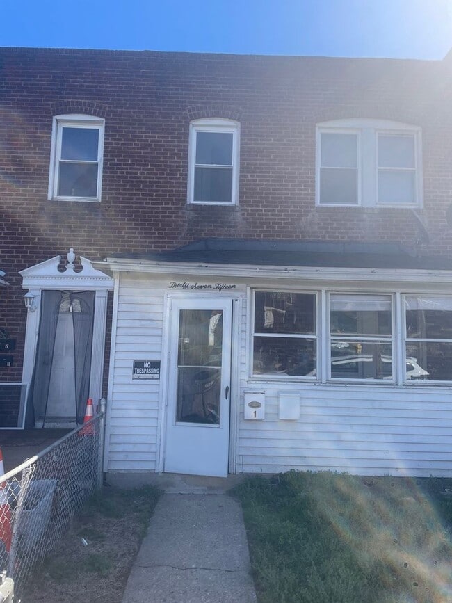 Building Photo - Spacious Newly Renovated 4 Bedroom Home with 2 Kitchens – Ready to Rent!