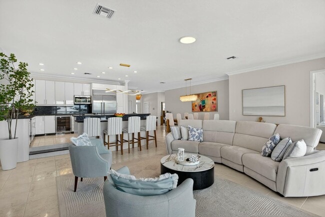 Photo - 513 S Riverside Dr