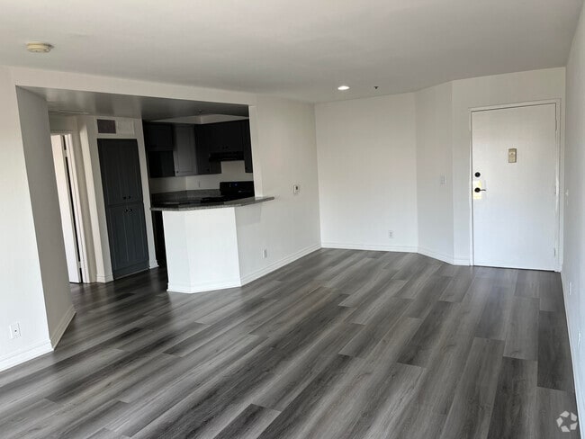 Building Photo - 1200 Mansfield N Ave Rental
