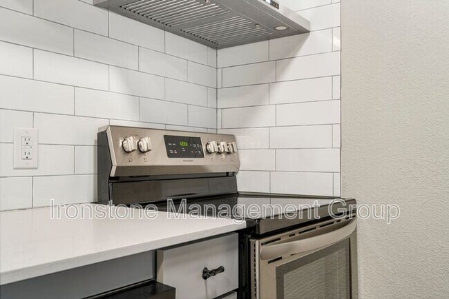 Photo - 2618 E 8th St