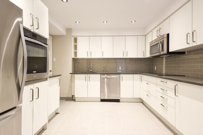 Building Photo - 3495 Rue de la Montagne Unit 105