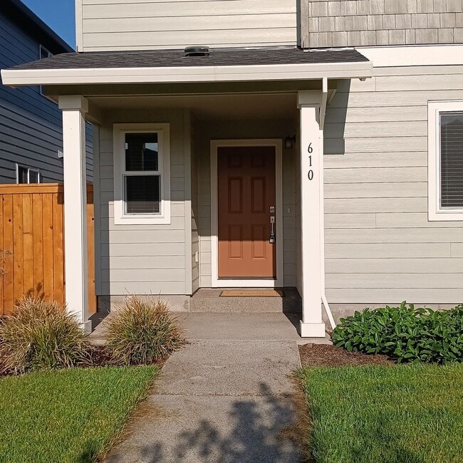 Photo - Beautiful Modern Home in Woodburn is Ready For You!!