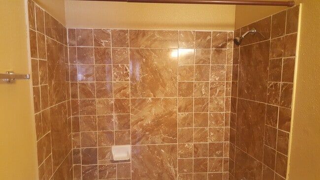 Building Photo - 2124 Exeter Dr Unit EXETER DR APT 3