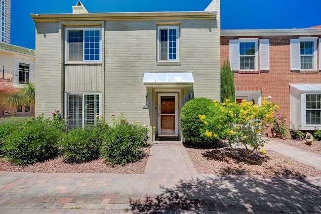 Building Photo - Beautiful 2 Bedroom Townhome in Guard-Gated Community – Prime Location!