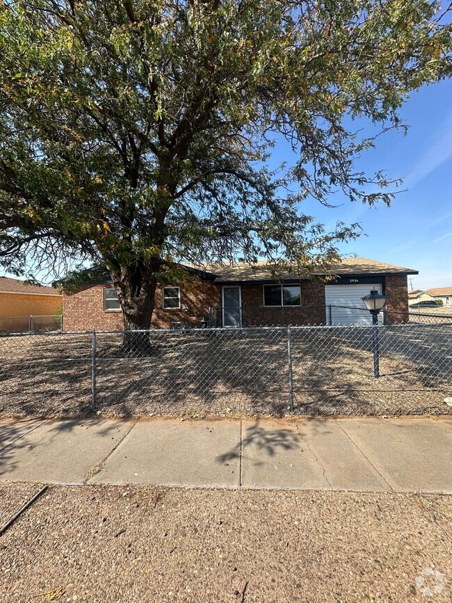 Building Photo - Spacious 4 Bed Home! Large Backyard with a...